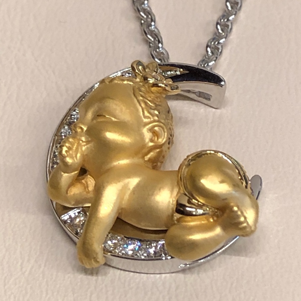 Baby Girl Pendant in 18k Gold by Magerit